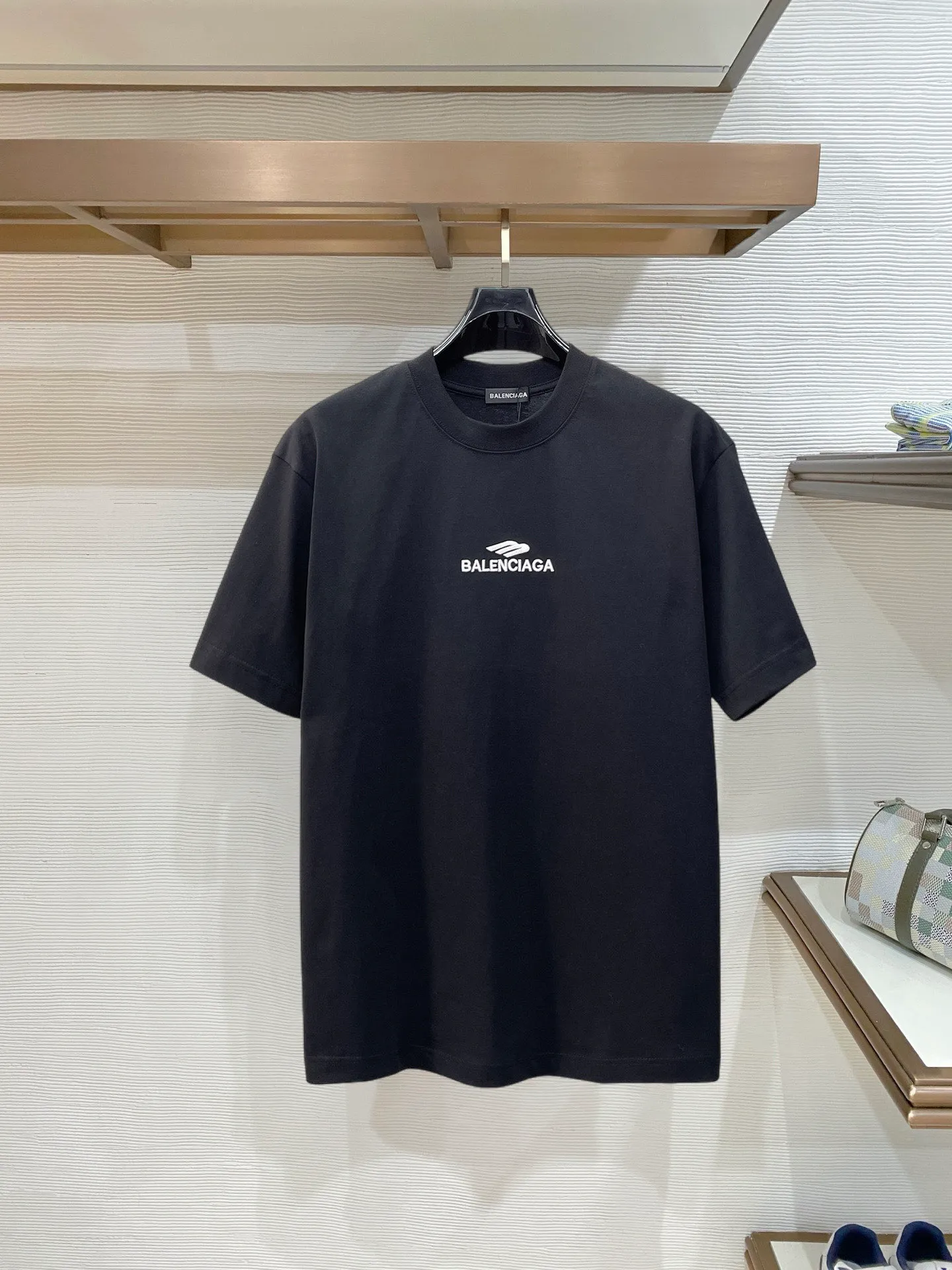 Balenciaga's high-end top-quality products 🐮2026 Spring and Summer New Arrival first counter, the latest New Arrival short-sleeved round neck T-shirt, Premium customized design, avant-garde and fashionable! Brand logo heavy craftsmanship design Premium customized 260g fabric. Soft to the touch. Comfortable to wear. Counter-level exquisite stitching. Fine workmanship. The upper body effect is incomparably handsome! A must-have item for men and women with the same style! Sizes: S~XXL When placing an order, please state your height and weight. The maximum wearing size is 210 pounds (one size larger)
